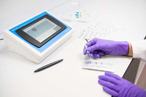 Hand O2 measuring oxygen concentration in blister pack.